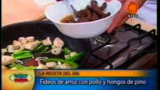 fideos de arroz con pollo y hongos de pino pt3 201101183gp [upl. by Aennyl635]