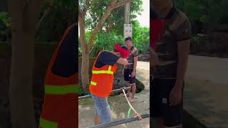 beggar help worker get back money help viralvideo trendingshorts comedy shorts [upl. by Uyr]