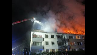 Dachstuhl in Vollbrand in Seelze  37 Personen evakuiert  News [upl. by Harikahs13]