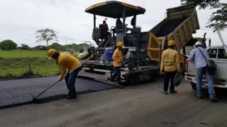 PROCESO CONSTRUCTIVO Y MAQUINARIA PARA APLICAR UNA CARPETA ASFALTICA EN CALIENTE [upl. by Ilenay]