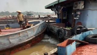 Chaos Scene  Sandladen Barges continuously collide to compete lane [upl. by Lodovico638]