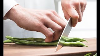 Umgang mit dem Messer  How to handle a kitchen knife ¬ Herdblog Kochschule [upl. by Yetac]