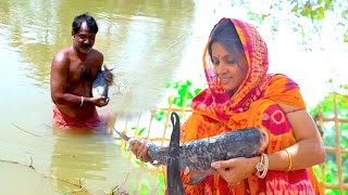 পুকুর থেকে 3kg ওজনের কাতলা মাছ ধরে মায়ের হাতে সেরা রান্না  Fishing and cooking katla fish villfood [upl. by Ennazus561]