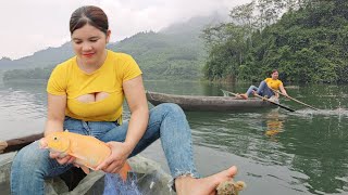 The lake water rose and there were many fish so the girl cast a net to chase the fish [upl. by Immac]