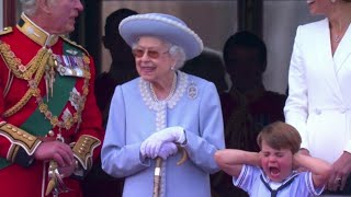 Giubileo della Regina le buffe espressioni del principino Louis sul balcone di Buckingham Palace [upl. by Ettenajna244]