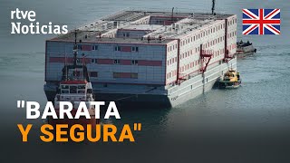 REINO UNIDO Llega a la COSTA una POLÉMICA BARCAZA para alojar a 500 INMIGRANTES  RTVE Noticias [upl. by Towroy]