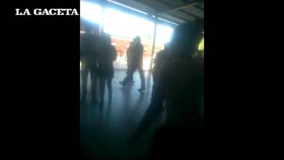 Una pelea entre alumnas pudo terminar en una tragedia [upl. by Arreyt]