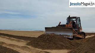 Sandwall als Schutz vor den Herbststürmen in Jesolo [upl. by Dunseath]