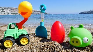 Spielen am Strand Bad Piggie und Spielzeugautos vergraben die Eier [upl. by Aline]