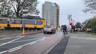 Spoorwegovergang Leiden  Dutch railroad crossing [upl. by Nassi]