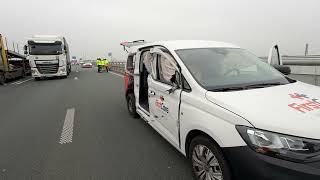 Bestelwagen rijdt in op vrachtwagen op A11 in Dudzele [upl. by Stromberg]