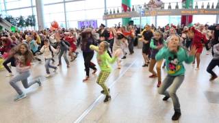 Новогодний флэшмоб в Аэропорту Домодедово  New Year flash mob at Domodedovo Airport [upl. by Rochette577]