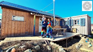 Zu viert im Tiny House  fast autark mit Biogas und Photovoltaikanlage [upl. by Jolyn538]