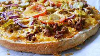 Schnelle Cheeseburger Fladenbrot Pizza mit Hackfleisch Tomaten Zwiebeln amp Essiggurken  Rezept [upl. by Joselow708]