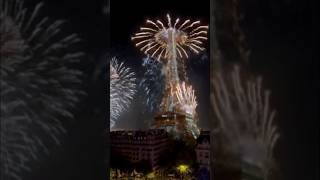 Lo spettacolo della Torre Eiffel illuminata dai fuochi dartificio a Capodanno shorts news [upl. by Eisej397]