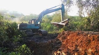 Cara Excavator Kerja di Lahan Rawa [upl. by Peppie]