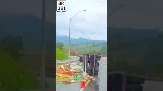 Acidente na BR 381Fernão Dias em CamanducaiaSul de Minas [upl. by Aylatan]