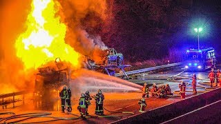 AUTOTRANSPORTER IM VOLLBRAND  FEUERWEHR im GROSSEINSATZ Flammen amp Explosionen LÖSCHARBEITEN [upl. by Darsey]