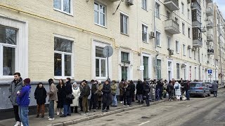 Dimanche à midi des opposants à Poutine ont voté en groupe 65 électeurs ont été interpellés [upl. by Nonnahsal]