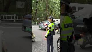 🐰兔子警官：把伞拆掉昂司机：行！立马拆 [upl. by Reece]