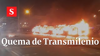 Protestas en Bogotá las impactantes imágenes de quema a bus de Transmilenio  Videos Semana [upl. by Hathaway]