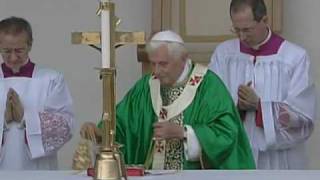 La liturgia de Benedicto XVI según Guido Marini su Maestro de Ceremonias [upl. by Chemaram]