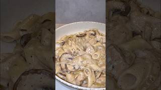 Pasta met kip en champignons  tavuklu makarna [upl. by Eirised692]