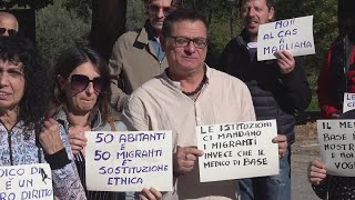 Proteste per lapertura centro per migranti [upl. by Gauthier]