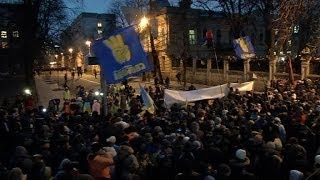 Ukraine les manifestants ne relâchent pas la pression  0412 [upl. by Majka]