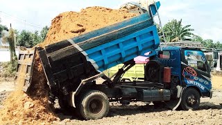 Mobil truk pengangkut tanah TOYOTA DYNA BIRU Bongkar muatan tanah urug full bak [upl. by Eibob438]