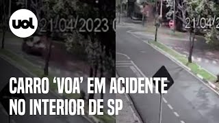 Carro voa durante acidente em Araras SP veja vídeo [upl. by Cobb]