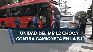 Chocan camioneta y Metrobús en Benito Juárez reportan al menos 10 lesionados [upl. by Annaynek]