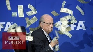 Blatter rociado con billetes por comediante Lee Nelson [upl. by Latonia]