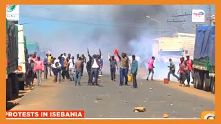 Residents block Isebania Sirare road to protest insecurity [upl. by Halika580]