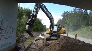 Volvo EC250DL at a roadwork with oilquick rotortilt [upl. by Dnomyaw]