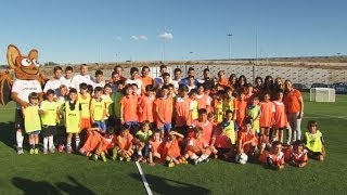 Valencia CF Medio centenar de niños cumplen su sueño de entrenarse con los jugadores del VCF [upl. by Brunhilde]