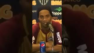 RONALDINHO DEIXA REPÓRTER SEM JEITO [upl. by Weinrich]