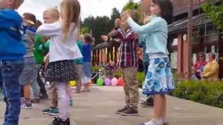 Schoolfeest 2015 basisschool Gierle optreden 3e kleuterklas podium rechtsachter [upl. by Oiretule]