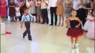 Arabic song small childrens dancing awsome video [upl. by Hnahk]