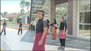 tari tradisional dari pulau Sulawesi to manglaa toraja [upl. by Farrel]