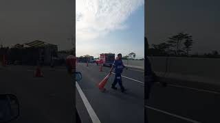 kecelakaan di tol pemalangbatang mobil muat gas melon terguling [upl. by Barbe]