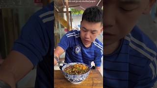 Look this man doesnt have both hands so how does he eat food shortvideo [upl. by Hogue230]