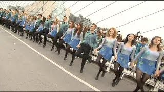 Irlanda sul lungofiume dublinese oltre 1600 danzano il Riverdance [upl. by Branca]