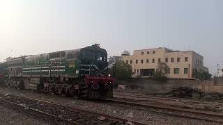 Karachi to Lahore train GEU409010 41UP karakoram Express Crossing DRIGH ROAD Railways station [upl. by Eilatam]