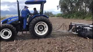 Tractor New Holland TL95E mostrando toda su fuerza y eficiencia en los campos de Atuntaqui Ecuador [upl. by Saxela]