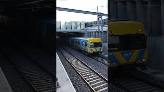 Comeng train passing through the Mentone Station trench melbournetrainscomeng [upl. by Range947]