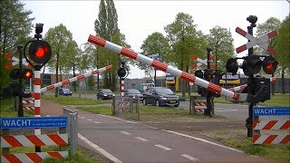 Spoorwegovergang Aalten  Dutch railroad crossing [upl. by Niak]