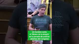 Un hombre canta el Himno de la alegría durante la jornada de puertas abiertas en el Congreso [upl. by Dikmen]