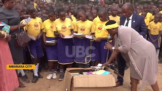 MBARARA CITY SCHOOLS RECEIVE BOOKS TO ENHANCE RESEARCH [upl. by Lielos]