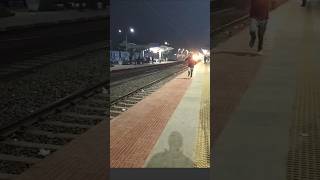 हावड़ा जयनगर पैसेंजर ट्रेन का नजारे मुरारई स्टेशन पर youtube shorts train travel [upl. by Keligot]